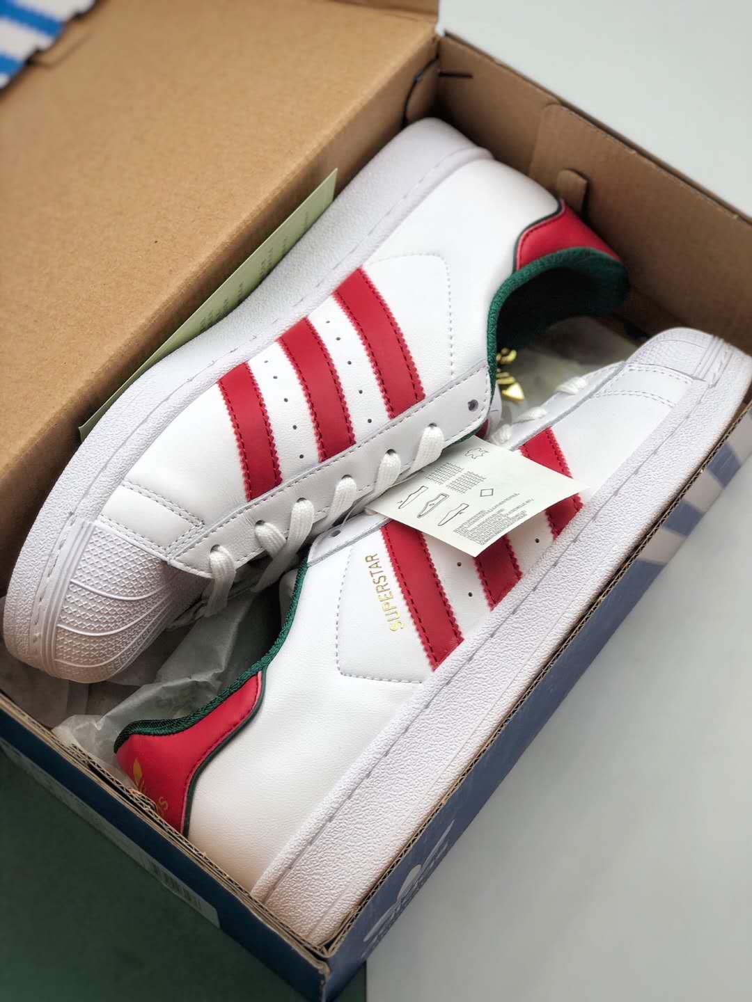 Adidas Originals Superstar D96974 - Iconic Sneakers with Classic Style Adidas Originals Superstar D96974 - Iconic Sneakers with Classic Style