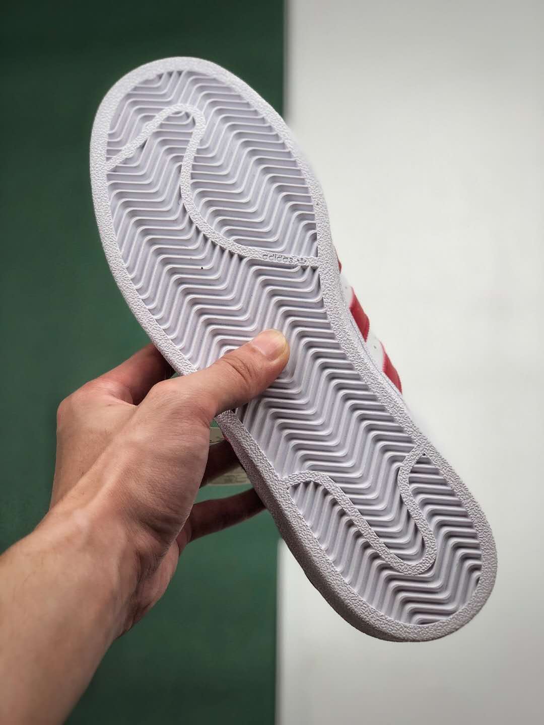 Adidas Originals Superstar D96974 - Iconic Sneakers with Classic Style Adidas Originals Superstar D96974 - Iconic Sneakers with Classic Style