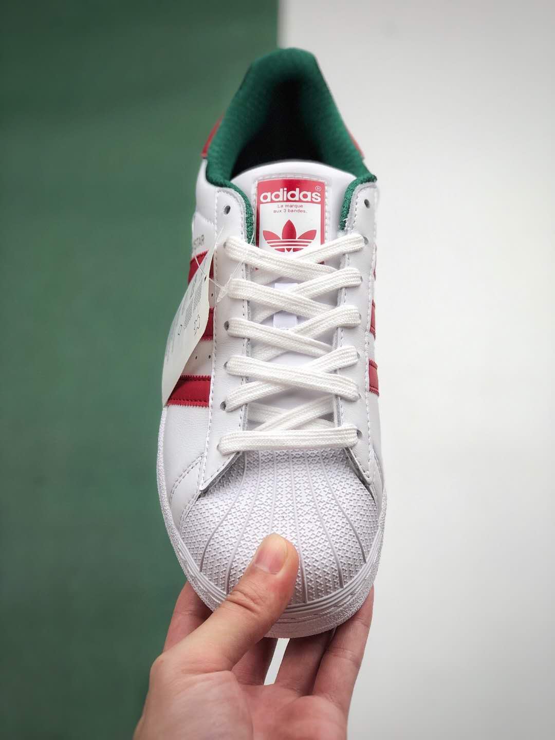 Adidas Originals Superstar D96974 - Iconic Sneakers with Classic Style Adidas Originals Superstar D96974 - Iconic Sneakers with Classic Style