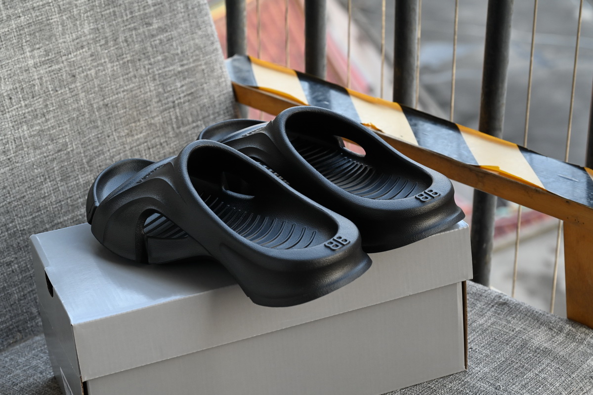Balenciaga Mold Slide Sandal 'Black' - Shop Now for Sleek Style Balenciaga Mold Slide Sandal 'Black' - Shop Now for Sleek Style