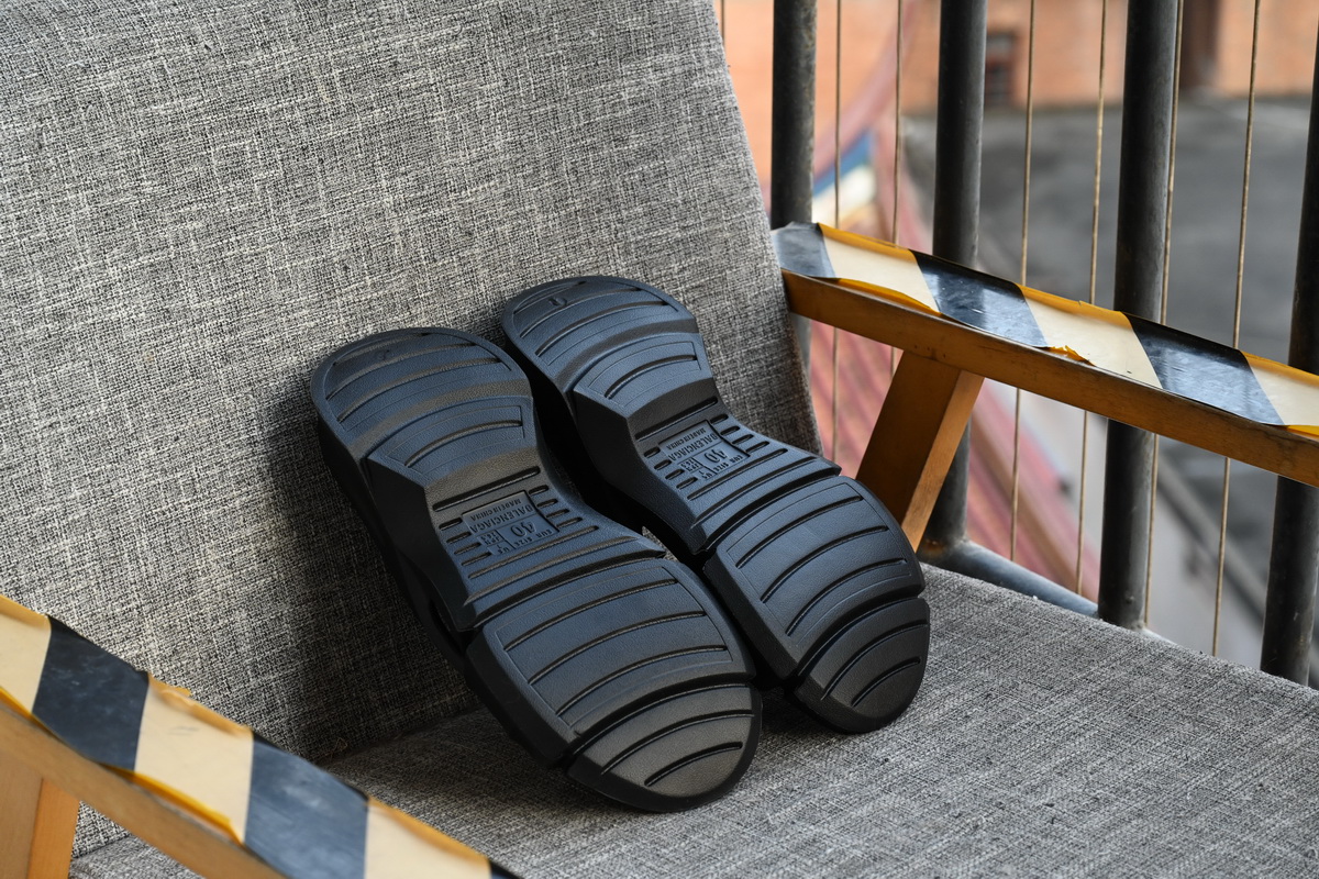 Balenciaga Mold Slide Sandal 'Black' - Shop Now for Sleek Style Balenciaga Mold Slide Sandal 'Black' - Shop Now for Sleek Style