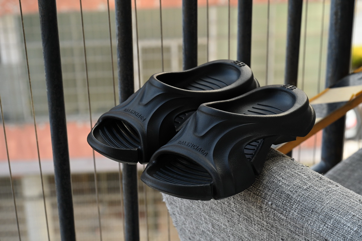 Balenciaga Mold Slide Sandal 'Black' - Shop Now for Sleek Style Balenciaga Mold Slide Sandal 'Black' - Shop Now for Sleek Style