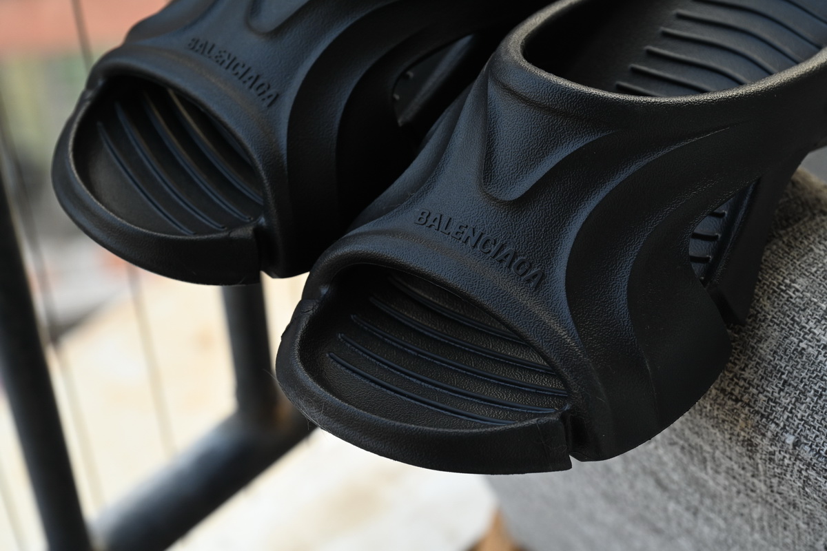 Balenciaga Mold Slide Sandal 'Black' - Shop Now for Sleek Style Balenciaga Mold Slide Sandal 'Black' - Shop Now for Sleek Style